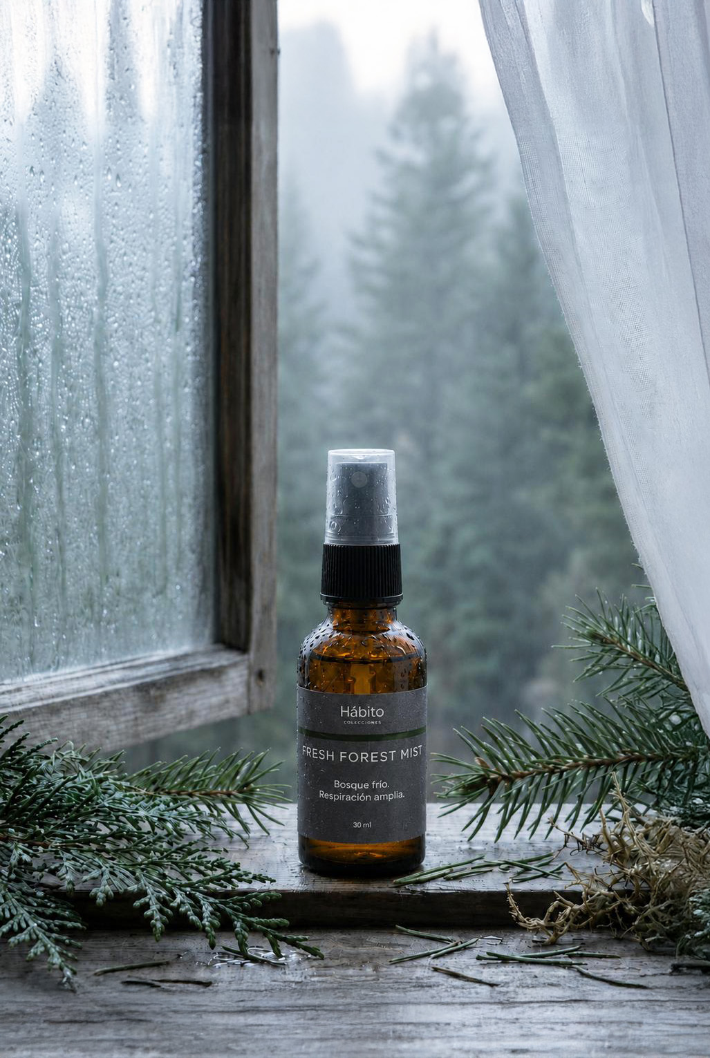 Fresh Forest Mist junto a una ventana con vista al bosque